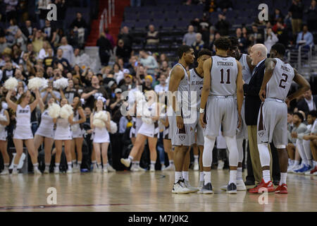 Washington, DC, USA. 9 Mär, 2018. Der hl. Bonaventura Head Coach MARK SCHMIDT spricht mit seinem Team vor dem Viertelfinale Spiel am Kapital einer Arena in Washington DC statt. Credit: Amy Sanderson/ZUMA Draht/Alamy leben Nachrichten Stockfoto