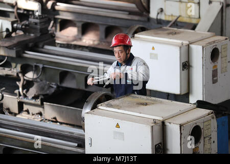 (180311) - Peking, 11. März 2018 (Xinhua) - Mi Zhongyi, neu gewählte Stellvertreter des 13. Nationalen Volkskongress (NVK), arbeitet an einem Workshop von Übertragungstechnik Unternehmen der Nördlichen Heavy Industries Group Co., Ltd. in Shenyang, Provinz Liaoning im Nordosten Chinas, Feb 23, 2018. Mi Zhongyi ist ein Arbeiter am Getriebe Equipment Company des Nördlichen Heavy Industries Group Co., Ltd. in Shenyang. Er hat sich an die Arbeit, als er das erste Mal die Firma im Jahr 1983 beigetreten sind. Jahre der Praxis und Studium haben ihn zu einem Senior Techniker gedreht. Ein Dutzend seiner Lehrlinge haben auch in angebaut Stockfoto