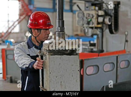 (180311) - Peking, 11. März 2018 (Xinhua) - Mi Zhongyi, neu gewählte Stellvertreter des 13. Nationalen Volkskongress (NVK), arbeitet an einem Workshop von Übertragungstechnik Unternehmen der Nördlichen Heavy Industries Group Co., Ltd. in Shenyang, Provinz Liaoning im Nordosten Chinas, Feb 23, 2018. Mi Zhongyi ist ein Arbeiter am Getriebe Equipment Company des Nördlichen Heavy Industries Group Co., Ltd. in Shenyang. Er hat sich an die Arbeit, als er das erste Mal die Firma im Jahr 1983 beigetreten sind. Jahre der Praxis und Studium haben ihn zu einem Senior Techniker gedreht. Ein Dutzend seiner Lehrlinge haben auch Erwachsene i Stockfoto