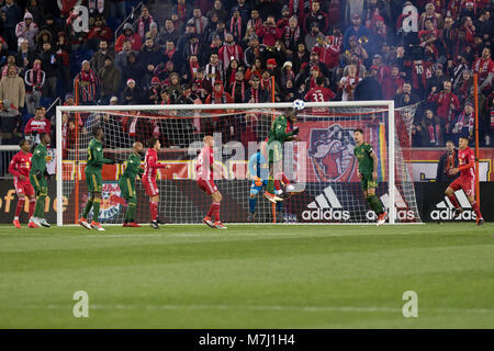 Harrison, New Jersey, USA. 10. März, 2018. Fidel Escobar (29) der Red Bulls & Lawrence Olum (13) von Portland Timbers Kampf für Kugel regelmäßige MLS Spiel bei Red Bull Arena Red Bulls 4 - 0 Credit: Lev radin/Alamy Leben Nachrichten gewonnen Stockfoto