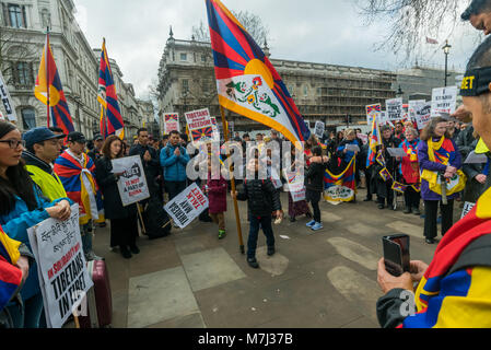 London, Großbritannien. 10. März 2018. Die Menschen beten auf der Kundgebung vor der jährlichen Tibet Freiheit März in London zum Gedenken an den 59. Jahrestag des nationalen tibetischen Aufstandes. Mehrere hundert Menschen, darunter viele Tibeter und Unterstützer sammeln in der Downing Street vor dem Marsch zu einem Protest bei der Chinesischen Botschaft. Vor dem März links gab es eine Schweigeminute für diejenigen, die gestorben sind, einschließlich durch Selbstverbrennung und einem langen tibetischen Gebet, durch den Gesang der tibetischen Nationalhymne gefolgt. Credit: ZUMA Press, Inc./Alamy leben Nachrichten Stockfoto
