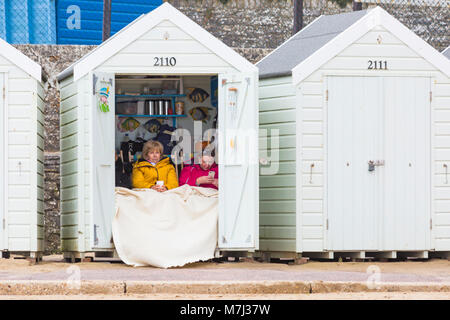 Bournemouth, Dorset, Großbritannien. 11. März, 2018. Muttertag am Strand von Bournemouth auf einem grauen bewölkten Tag - Zuflucht in der Strandhütte. Credit: Carolyn Jenkins/Alamy leben Nachrichten Stockfoto