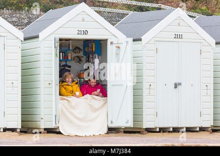 Bournemouth, Dorset, Großbritannien. 11. März, 2018. Muttertag am Strand von Bournemouth auf einem grauen bewölkten Tag - Zuflucht in der Strandhütte. Credit: Carolyn Jenkins/Alamy leben Nachrichten Stockfoto