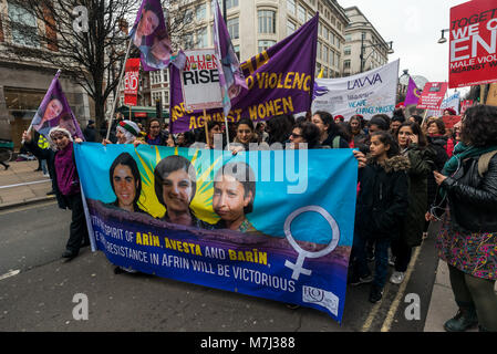 London, Großbritannien. 10. März 2018. Kurdische Frauen März durch London hinter einer Fahne, die die Frauen Kämpfer in Syrien im März gegen männliche Gewalt gegen Frauen, Teil der Millionen Frauen steigen Bewegung gegen die globale Pandemie der männlichen Gewalt gegen Frauen. 10 Mär, 2018. Viele durchgeführt feministische Plakate und es gab Gruppen verschiedener Frauenorganisationen, um das Land, einschließlich von verschiedenen ethnischen Gemeinschaften. Sie marschierten auf der Oxford St zu einer Kundgebung auf dem Trafalgar Square. Peter Marshall IMAGESLIVE Credit: Peter Marschall/ImagesLive/ZUMA Draht/Alamy leben Nachrichten Stockfoto