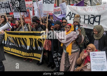 London, Großbritannien. 10. März 2018. Die Frauen bereiten Sie sich durch London gegen männliche Gewalt gegen Frauen bis März, Teil der Millionen Frauen steigen Bewegung gegen die globale Pandemie der männlichen Gewalt gegen Frauen. 10 Mär, 2018. Viele durchgeführt feministische Plakate und es gab Gruppen verschiedener Frauenorganisationen, um das Land, einschließlich von verschiedenen ethnischen Gemeinschaften. Sie marschierten auf der Oxford St zu einer Kundgebung auf dem Trafalgar Square. Peter Marshall IMAGESLIVE Credit: Peter Marschall/ImagesLive/ZUMA Draht/Alamy leben Nachrichten Stockfoto