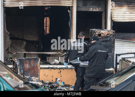 Berlin, Deutschland. 11. März, 2018. Polizei Kriminalisten geben Sie ein Feuer beschädigte Gebäude auf Kuehleweinstrasse, die Häuser eine Moschee verband. Brach ein Feuer bei rund 0200. Eine Untersuchung ist im Gange. Foto: Paul Zinken/dpa/Alamy leben Nachrichten Stockfoto