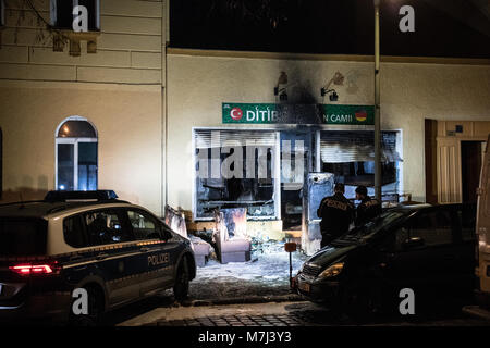 Berlin, Deutschland. 11. März, 2018. Polizisten außerhalb eines Feuer Stehend - beschädigte Gebäude auf Kuehleweinstrasse, die Häuser eine Moschee verband. Brach ein Feuer bei rund 0200. Eine Untersuchung ist im Gange. Foto: Paul Zinken/dpa/Alamy leben Nachrichten Stockfoto