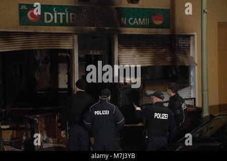 Berlin, Deutschland. 11. März, 2018. Polizisten außerhalb eines Feuer Stehend - beschädigte Gebäude auf Kuehleweinstrasse, die Häuser eine Moschee verband. Brach ein Feuer bei rund 0200. Eine Untersuchung ist im Gange. Foto: Paul Zinken/dpa/Alamy leben Nachrichten Stockfoto