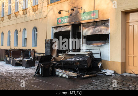 Berlin, Deutschland. 11. März, 2018. Die Feuerwehr vor einem Gebäude auf Kuehleweinstrasse, die Häuser eine Moschee verband beschädigt. Brach ein Feuer bei rund 0200. Die ersten Anzeichen deuten auf eine Brandstiftung und eine Untersuchung ist im Gange. Foto: Paul Zinken/dpa/Alamy leben Nachrichten Stockfoto