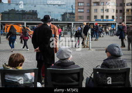 Krakau, Polen. 11 Mär, 2018. Menschen Sitz in einigen der denkmal Stühle während des 75. Jahrestages der Liquidation des Krakauer Ghetto Ghetto am Heldenplatz in Krakau. Credit: Omar Marques/SOPA Images/ZUMA Draht/Alamy leben Nachrichten Stockfoto