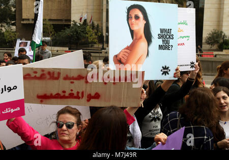 Beirut, Libanon. 11 Mär, 2018. Libanesische Frauen halten Plakate hoch, während einer März der Internationale Frauentag in Beirut, Libanon, 11. März 2018 zu markieren. Credit: Marwan Naamani/dpa/Alamy leben Nachrichten Stockfoto