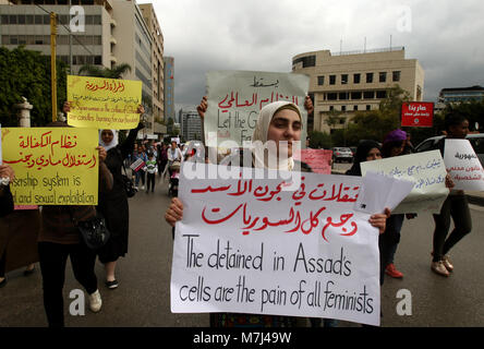 Beirut, Libanon. 11 Mär, 2018. Syrische Frauen halten Plakate hoch, während einer März der Internationale Frauentag in Beirut, Libanon, 11. März 2018 zu markieren. Credit: Marwan Naamani/dpa/Alamy leben Nachrichten Stockfoto