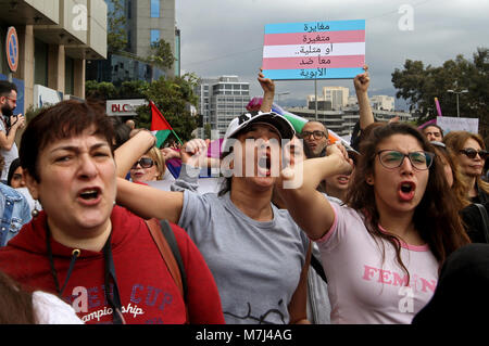 Beirut, Libanon. 11 Mär, 2018. Libanesische Frauen halten Plakate und Parolen schreien während einer März der Internationale Frauentag in Beirut, Libanon, 11. März 2018 zu markieren. Credit: Marwan Naamani/dpa/Alamy leben Nachrichten Stockfoto