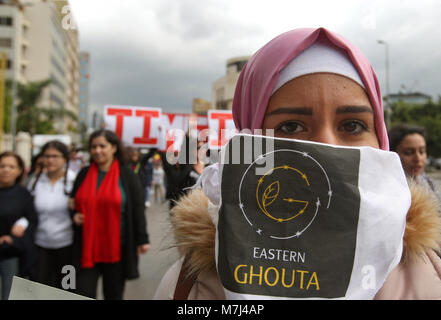 Beirut, Libanon. 11 Mär, 2018. Eine syrische Frau nimmt Teil in einem März der Internationale Frauentag in Beirut, Libanon, 11. März 2018 zu markieren. Credit: Marwan Naamani/dpa/Alamy leben Nachrichten Stockfoto