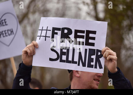 Speakers Corner, London, UK. 11. März 2018. Unterstützer von Martin Sellner die österreichische Aktivist, Student, und der Führer der 'Neuen Rechten' identitäre Bewegung Österreichs und der Bretagne Pettibone bei Speakers Corner konfrontiert sind, die von den Mitgliedern von London nach Anifacists Sellner und Pettibone inhaftiert wurden am Flughafen Heathrow. Quelle: Matthew Chattle/Alamy leben Nachrichten Stockfoto