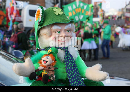 Birmingham's Irish Gemeinschaft feiert St. Patrick's Day mit ihrem jährlichen Parade durch die Straßen der Stadt. Ein Modell Kobold sitzt auf einer Motorhaube. Stockfoto