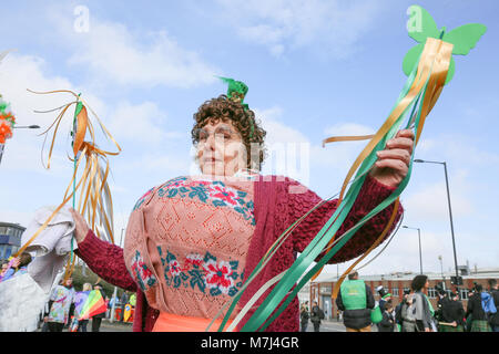 Birmingham's Irish Gemeinschaft feiert St. Patrick's Day mit ihrem jährlichen Parade durch die Straßen der Stadt. Diese Dame ist wie Frau Braun von der TV-Comedy Show gekleidet. Stockfoto