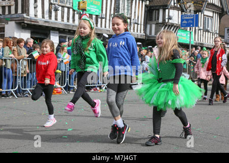 Birmingham's Irish Gemeinschaft feiert St. Patrick's Day mit ihrem jährlichen Parade durch die Straßen der Stadt. Parade der Stadt ist der drittgrößte in der Welt, hinter nur New York und Dublin. Diese jungen Kindern einer Irischen Tanz. Stockfoto