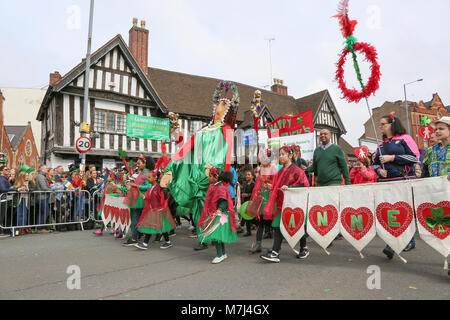 Birmingham's Irish Gemeinschaft feiert St. Patrick's Day mit ihrem jährlichen Parade durch die Straßen der Stadt. Stockfoto