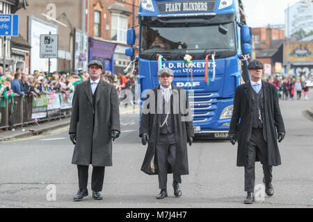 Birmingham's Irish Gemeinschaft feiert St. Patrick's Day mit ihrem jährlichen Parade durch die Straßen der Stadt. Parade der Stadt ist der drittgrößte in der Welt, hinter nur New York und Dublin. Die gefeierte TV-Programm Spitzer Scheuklappen tritt in Erscheinung. Stockfoto