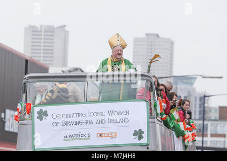 Birmingham's Irish Gemeinschaft feiert St. Patrick's Day mit ihrem jährlichen Parade durch die Straßen der Stadt. Parade der Stadt ist der drittgrößte in der Welt, hinter nur New York und Dublin. Ein Mann gekleidet Ein der Papst auf einem Bus steht. Stockfoto