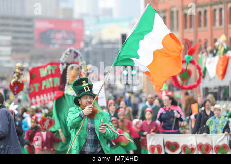 Birmingham's Irish Gemeinschaft feiert St. Patrick's Day mit ihrem jährlichen Parade durch die Straßen der Stadt. Stockfoto