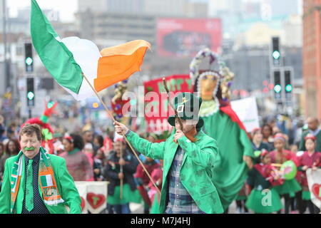 Birmingham's Irish Gemeinschaft feiert St. Patrick's Day mit ihrem jährlichen Parade durch die Straßen der Stadt. Stockfoto