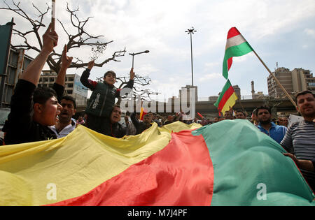 Beirut, Libanon. 11 Mär, 2018. Kurden wave kurdischen Fahnen und Shout Slogans während einer Demonstration gegen die anhaltende türkische Militäroffensive gegen die Kurdische-syrischen Stadt Afrin vor dem UN-Wirtschafts- und Sozialkommission für Westasien (Escwa) Sitz in Beirut, Libanon, 11. März 2018. Credit: Marwan Naamani/dpa/Alamy leben Nachrichten Stockfoto