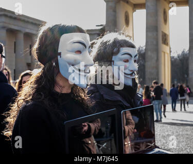 Berlin, Deutschland. 11. März, 2018. 'Anonym für die Rechte der Entrechteten' Organisation überzeugend die Touristen am Brandenburger Tor eine vegane Ernährung in Erwägung zu ziehen, um die Straße Aktivisten Filmmaterial auf Laptops, die Öffentlichkeit über die unnötige Gewalt und Ausbeutung, die Tiere in die Nahrungskette des Menschen Erfahrungen zu informieren. Credit: Eden Breitz/Alamy leben Nachrichten Stockfoto