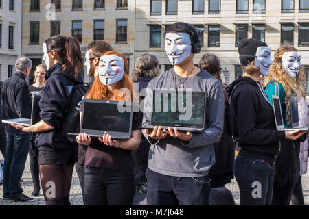 Berlin, Deutschland. 11. März, 2018. 'Anonym für die Rechte der Entrechteten' Organisation überzeugend die Touristen am Brandenburger Tor eine vegane Ernährung in Erwägung zu ziehen, um die Straße Aktivisten Filmmaterial auf Laptops, die Öffentlichkeit über die unnötige Gewalt und Ausbeutung, die Tiere in die Nahrungskette des Menschen Erfahrungen zu informieren. Credit: Eden Breitz/Alamy leben Nachrichten Stockfoto