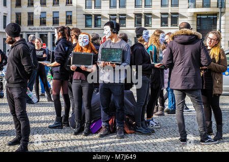 Berlin, Deutschland. 11. März, 2018. 'Anonym für die Rechte der Entrechteten' Organisation überzeugend die Touristen am Brandenburger Tor eine vegane Ernährung in Erwägung zu ziehen, um die Straße Aktivisten Filmmaterial auf Laptops, die Öffentlichkeit über die unnötige Gewalt und Ausbeutung, die Tiere in die Nahrungskette des Menschen Erfahrungen zu informieren. Credit: Eden Breitz/Alamy leben Nachrichten Stockfoto