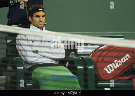 Indian Wells, Kalifornien, USA. 10. März, 2018. Roger Federer von der Schweiz wartet auf Regen verzögert bei BNP Paribas Open in Indian Wells Tennis Garden am 10. März in Indian Wells, Kalifornien 2018. Credit: Mauricio Paiz/Alamy leben Nachrichten Stockfoto