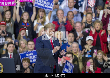 Moon Township, Pennsylvania, USA. 10 Mär, 2018. Präsidenten der Vereinigten Staaten Donald J. Trumpf klatscht während einer machen Amerika groß wieder Kundgebung am Atlantic Aviation in Moon Township, Pennsylvania am 10. März 2018. Credit: Alex Edelman/CNP Credit: Alex Edelman/CNP/ZUMA Draht/Alamy leben Nachrichten Stockfoto