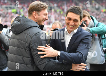 Stuttgart, Deutschland. 11 Mär, 2018. Trainer Ralph HASENHUETTL (L) und Tayfun KORKUT, Coach (VFB Stuttgart) begruessen sich, Umarmung. Fussball 1. 1. Fussballbundesliga, 26. Spieltag, Spieltag 26, VFB Stuttgart - RB Leipzig 0-0, am 11.03.2018 in Stuttgart/Deutschland. MERCEDES BENZ ARENA. | Verwendung der weltweiten Kredit: dpa/Alamy leben Nachrichten Stockfoto