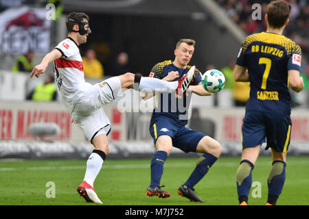 Stuttgart, Deutschland. 11 Mär, 2018. Christian Gentner (VFB Stuttgart), Aktion, Duellen gegen Lukas KLOSTERMANN (L). Fussball 1. 1. Fussballbundesliga, 26. Spieltag, Spieltag 26, VFB Stuttgart - RB Leipzig 0-0, am 11.03.2018 in Stuttgart/Deutschland. MERCEDES BENZ ARENA. | Verwendung der weltweiten Kredit: dpa/Alamy leben Nachrichten Stockfoto