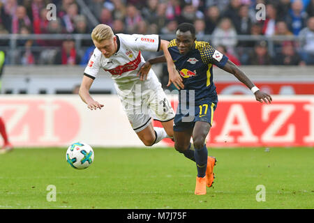 Stuttgart, Deutschland. 11 Mär, 2018. Andreas Beck (VFB Stuttgart) Aktion, Duellen gegen BRUMA (L). Fussball 1. 1. Fussballbundesliga, 26. Spieltag, Spieltag 26, VFB Stuttgart - RB Leipzig 0-0, am 11.03.2018 in Stuttgart/Deutschland. MERCEDES BENZ ARENA. | Verwendung der weltweiten Kredit: dpa/Alamy leben Nachrichten Stockfoto