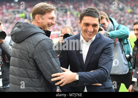 Stuttgart, Deutschland. 11 Mär, 2018. Trainer Ralph HASENHUETTL (L) und Tayfun KORKUT, Coach (VFB Stuttgart) begruessen sich, Umarmung. Fussball 1. 1. Fussballbundesliga, 26. Spieltag, Spieltag 26, VFB Stuttgart - RB Leipzig 0-0, am 11.03.2018 in Stuttgart/Deutschland. MERCEDES BENZ ARENA. | Verwendung der weltweiten Kredit: dpa/Alamy leben Nachrichten Stockfoto