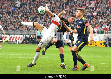 Goalchance Mario GOMEZ (VFB Stuttgartl), Aktion, Duellen gegen Diego DEMME (L) und Willi ORBAN (L), Strafraumszene. Fussball 1. 1. Fussballbundesliga, 26. Spieltag, Spieltag 26, VFB Stuttgart - RB Leipzig 0-0, am 11.03.2018 in Stuttgart/Deutschland. MERCEDES BENZ ARENA. | Verwendung weltweit Stockfoto