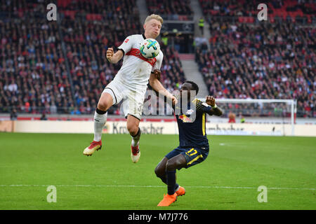 Stuttgart, Deutschland. 11 Mär, 2018. Andreas Beck (VFB Stuttgart), Aktion, Duellen gegen BRUMA (L). Fussball 1. 1. Fussballbundesliga, 26. Spieltag, Spieltag 26, VFB Stuttgart - RB Leipzig 0-0, am 11.03.2018 in Stuttgart/Deutschland. MERCEDES BENZ ARENA. | Verwendung der weltweiten Kredit: dpa/Alamy leben Nachrichten Stockfoto