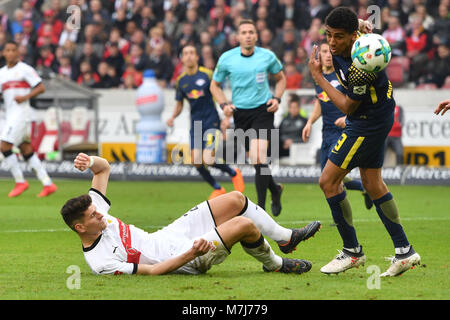 Goalchance Mario GOMEZ (VFB Stuttgartl), Aktion, Duellen gegen Bernardo (L), Strafraumszene. Fussball 1. 1. Fussballbundesliga, 26. Spieltag, Spieltag 26, VFB Stuttgart - RB Leipzig 0-0, am 11.03.2018 in Stuttgart/Deutschland. MERCEDES BENZ ARENA. | Verwendung weltweit Stockfoto