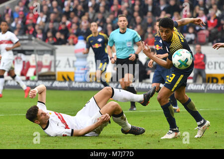 Goalchance Mario GOMEZ (VFB Stuttgartl), Aktion, Duellen gegen Bernardo (L), Strafraumszene. Fussball 1. 1. Fussballbundesliga, 26. Spieltag, Spieltag 26, VFB Stuttgart - RB Leipzig 0-0, am 11.03.2018 in Stuttgart/Deutschland. MERCEDES BENZ ARENA. | Verwendung weltweit Stockfoto