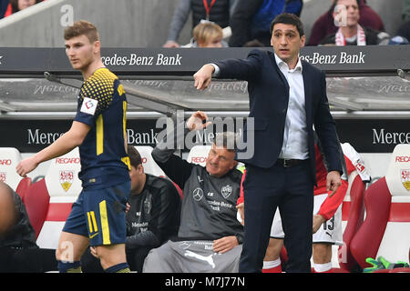 Stuttgart, Deutschland. 11 Mär, 2018. Tayfun KORKUT, Coach (VFB Stuttgart), Geste, gibt in der, li: Timo WERNER (L). Fussball 1. 1. Fussballbundesliga, 26. Spieltag, Spieltag 26, VFB Stuttgart - RB Leipzig 0-0, am 11.03.2018 in Stuttgart/Deutschland. MERCEDES BENZ ARENA. | Verwendung der weltweiten Kredit: dpa/Alamy leben Nachrichten Stockfoto