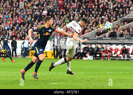 Goalchance Mario GOMEZ (VFB Stuttgart), Kopfball, Aktion, Duellen gegen Willi ORBAN (L). Strafraumszene. Fussball 1. 1. Fussballbundesliga, 26. Spieltag, Spieltag 26, VFB Stuttgart - RB Leipzig 0-0, am 11.03.2018 in Stuttgart/Deutschland. MERCEDES BENZ ARENA. | Verwendung weltweit Stockfoto