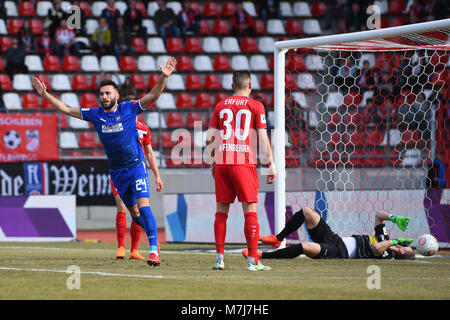 Jubel über das Tor zum 0:1: goalschutze Fabian Schleusener (KSC, l). GES/Fussball/3. Liga: RW Erfurt - Karlsruher SC, 11.03.2018 Fußball: 3. Liga: RW Erfurt vs Karlsruher Sport-Club, Karlsruhe, März 11, 2018 | Verwendung weltweit Stockfoto