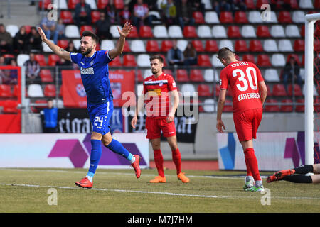 Jubel über das Tor zum 0:1: goalschutze Fabian Schleusener (KSC, l). GES/Fussball/3. Liga: RW Erfurt - Karlsruher SC, 11.03.2018 Fußball: 3. Liga: RW Erfurt vs Karlsruher Sport-Club, Karlsruhe, März 11, 2018 | Verwendung weltweit Stockfoto