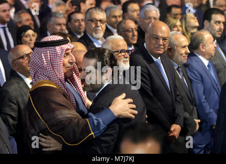 Beirut, Libanon. 11 Mär, 2018. Libanesischen Premierminister und Führer der Zukunftsbewegung Partei Saad Hariri (2-L) grüsst Unterstützer bei einer Rallye die Kandidaten der Partei für die bevorstehenden allgemeinen Wahlen zu verkünden, in Beirut, Libanon, 11. März 2018. Die 2018 allgemeine Wahlen, die am 06. Mai 2018 stattfinden wird, die erste seit 2009 allgemeine Wahlen werden. Credit: Marwan Naamani/dpa/Alamy leben Nachrichten Stockfoto