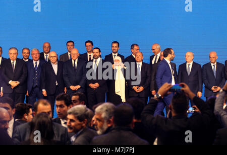 Beirut, Libanon. 11 Mär, 2018. Libanesischen Premierminister und Führer der Zukunftsbewegung Partei Saad Hariri (C) posiert für ein Foto mit Kandidaten der bevorstehenden allgemeinen Wahlen während einer Partei Kundgebung in Beirut, Libanon, 11. März 2018. Die 2018 allgemeine Wahlen, die am 06. Mai 2018 stattfinden wird, die erste seit 2009 allgemeine Wahlen werden. Credit: Marwan Naamani/dpa/Alamy leben Nachrichten Stockfoto