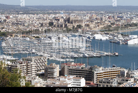 Palma de Mallorca, Balearen, Spanien. 11 Mär, 2018. Blick auf die Bucht und die Stadt Palma vom Schloss Bellver. Das Schloss Bellver ist das älteste der wenigen Runden Burgen und Schlösser in Europa. Es ist eine gotische Festung. Es wurde zu Beginn des 14. Jahrhunderts im Auftrag von König Jaime II. von Mallorca gebaut. Es liegt auf einem Hügel 112 Meter über dem Meeresspiegel gelegen, von Wald umgeben, von wo aus Sie die Aussicht auf die Stadt betrachten. Jetzt ist es eine der wichtigsten touristischen Attraktionen der Insel, sowie das Hauptquartier der Museum der Geschichte der Stadt. (Bild: © Clara Margais Stockfoto