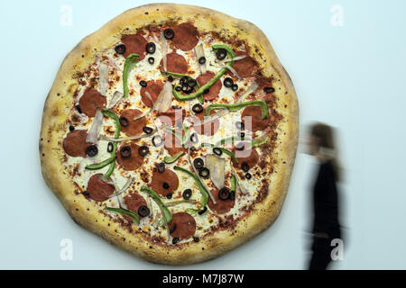 Düsseldorf, Deutschland. 16 Feb, 2018. Ein Mitarbeiter des NRW-Forum Museum an der Kunstwerk 'Untitled (Pizza)' von Tom Friedman von 2013 in Düsseldorf, Deutschland, 16. Februar 2018. Die Ausstellung "Pizza ist Gott' an der 'NRW-Forum "Ausstellungsfläche wirft Licht auf die pop Phänomen Pizza von 16. Februar bis 20. Mai 2018. Credit: Federico Gambarini/dpa/Alamy leben Nachrichten Stockfoto