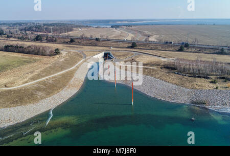 01 März 2018, Deutschland, Sedlitz: Die künstliche Verbindung vom Grossraeschen See Sedlitz See (mit Drone entnommen). Seit ein paar Jahren, der ehemaligen Braunkohle surfice Bergbau wird geflutet und so ist Teil der Lausitzer Seenplatte geworden. Wie hier in Grossraeschen, Wassermassen fließen in künstlichen Seen in diesem Moment gesteuert werden an vielen Orten in Lausatia. Bei der Überschwemmung Zentrum des Staates die Mine Restaurierung Unternehmens LMBV in Senftenberg wird dieser Prozess geplant, überwacht und interveniert bei Bedarf. Foto: Patrick Pleul/dpa-Zentralbild/ZB Stockfoto